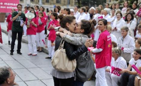 Fotografia care a impresionat lumea: În plin protest anti-gay, două fete s-au sărutat